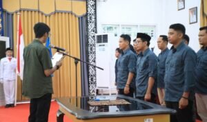 Ketua PWI Kaltara, Nicky Saputra saat melantik pengurus PWI Bulungan.
